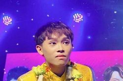 Trở lại đường đua âm nhạc, Hồ Văn Cường được khán giả tặng vàng trên sân khấu
