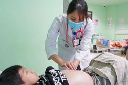 Bé trai Hà Nội bất ngờ tăng 8kg trong thời gian ngắn, đến viện bác sĩ chỉ sai lầm đáng trách của bố mẹ