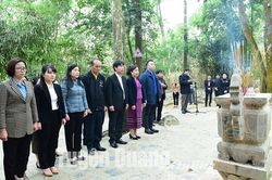 Đoàn công tác Ủy ban Trung ương Mặt trận Lào xây dựng đất nước dâng hương tại Khu di tích Quốc gia đặc biệt Tân Trào