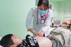 Trẻ suy thận nặng do gia đình tự ý dùng thuốc nam điều trị