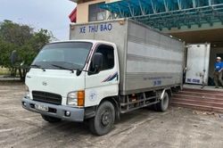 Giả xe thư báo vận chuyển hơn 2.000 chai rượu ngoại lậu