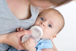 Có nên cho trẻ sơ sinh uống nước 'tráng miệng' sau khi bú?