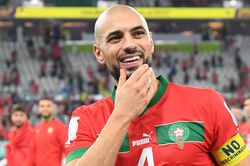 Amrabat: 'Giroud bám theo tôi suốt cả trận'