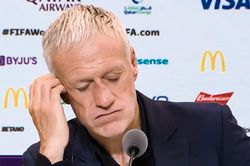 Deschamps thở dài trước tin đồn Benzema trở lại