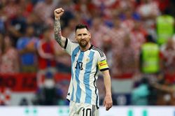 Giroud: 'Messi thật phi thường'