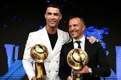 Ronaldo mâu thuẫn với siêu cò Mendes, sẽ tự quyết định tương lai