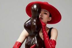Triệu Lệ Dĩnh trên bìa ELLE năm mới: 'Tôi làm gì cũng đều là việc mình thích'