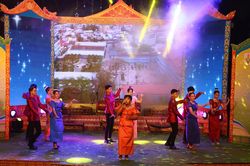 Tặng 600 bộ trang phục truyền thống cho học sinh dân tộc Khmer