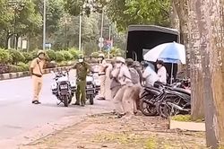 Cười 'rớt hàm' với màn phạt nhóm học sinh vi phạm luật giao thông