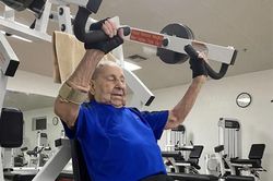 Bí quyết giúp cụ ông 100 tuổi đủ sức nâng tạ