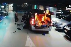 Nhân viên rửa xe gây hỏa hoạn khiến 100 chiếc Mercedes bị hư hại
