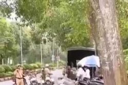 Thú vị 'án phạt' cho nhóm học sinh vi phạm luật giao thông