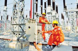 Có nên điều chỉnh giá điện như xăng dầu?
