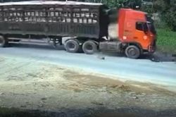 Xe đầu kéo chở keo cuốn xe máy vào gầm khiến 2 vợ chồng thương vong