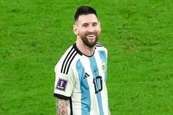 Cách Messi thoát kèm người ở trận thắng Croatia