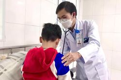 Trẻ 6 tuổi đột ngột uống nhiều nước do mắc biến chứng đe dọa tính mạng