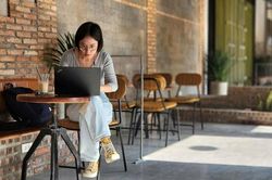 Gen Z 'cắm rễ' làm việc tại quán cà phê