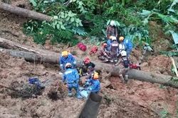 Hiện trường vụ sạt lở khu cắm trại ở Malaysia khiến hàng chục người mất tích