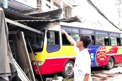 Xe buýt bị mất lái lao vào nhà dân