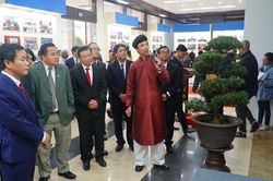 Triển lãm tranh ảnh 'Nghĩa tình sâu nặng Việt - Lào'