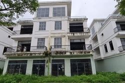 Đà Nẵng: Xót xa loạt shophouse chục tỷ bỏ hoang, cỏ phủ kín