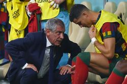 Ronaldo 'cạn tình' với HLV vừa bị Bồ Đào Nha sa thải