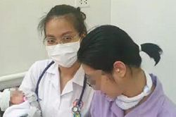 Cặp song sinh bị nôn ra máu sau 18 tiếng chào đời vì mắc bệnh hiếm gặp
