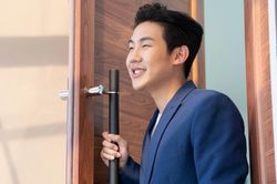 Thấy chồng cũ đang chăm sóc bố mình, tôi hối hận và muốn tái hôn