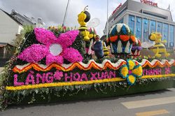 Xe hoa diễu hành trên phố Đà Lạt
