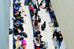Hành khách vật vờ tại sân bay Phú Quốc vì thời tiết xấu