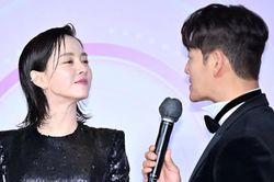 Kim Jong Kook 'tán tỉnh' Song Ji Hyo trên thảm đỏ SBS Entertainment Awards: Chàng nói gì mà nàng vui thế này?