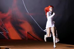 Minh Tú gây sốt với màn catwalk ngược, Nhã Phương, Diễm My đọ sắc