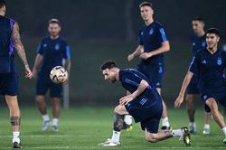 Trước thềm Chung kết World Cup bằng thơ: Năm châu 'tay trong tay'