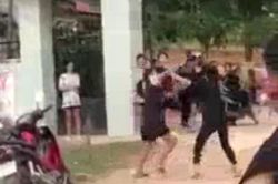 Nữ sinh bị bạn hành hung dã man trước cổng trường
