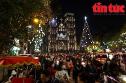 Các nhà thờ ở Hà Nội rực rỡ ánh đèn chào đón Giáng sinh