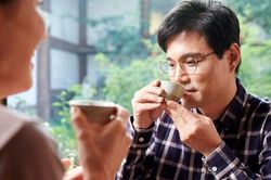 Mời người yêu cũ dự đám cưới, tôi đau lòng khi nhận món quà anh tặng