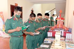 Giáo dục truyền thống cho cán bộ, chiến sĩ