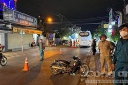 TPHCM: Xe máy va chạm xe khách, cha tử vong con bị thương
