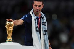 HLV Lionel Scaloni nhớ về huyền thoại Maradona sau khi vô địch World Cup 2022