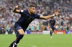 Messi mất bóng khiến Argentina bị Pháp gỡ hòa 2-2