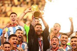 Bí ẩn chiếc áo choàng Messi mặc khi nhận cúp