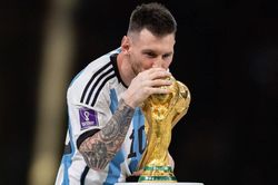 Ông trời không cho ai tất cả, nhưng đó là khi Messi chưa xuất hiện mà thôi!