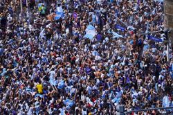 Chùm ảnh: 'Biển' người Argentina 'quẩy' suốt đêm mừng chức vô địch World Cup