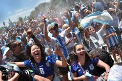Thủ đô Argentina chìm trong mưa nước mắt vì hạnh phúc