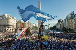 Hình ảnh người Argentina rầm rộ ăn mừng chức vô địch World Cup 2022