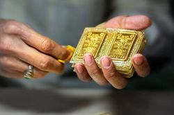 Giá vàng giảm, 'cá mập' bán ròng 3,5 tấn