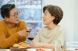 Cả nhà bất ngờ khi mẹ yêu cầu bố trả lương cho bà mỗi tháng