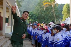 Giáo dục truyền thống quân đội cho học sinh tiểu học