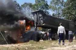 Xe ben bốc cháy ngùn ngụt sau khi húc đuôi xe container
