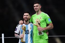 Thủ môn hay nhất World Cup: Cứu tinh đến muộn giúp Messi hoàn thành giấc mơ